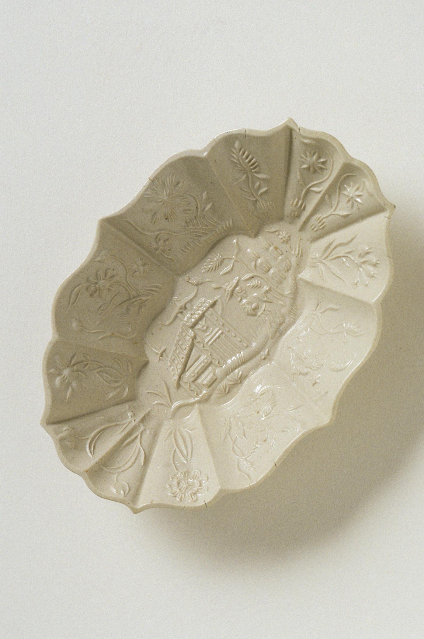 1982.0128 Sweetmeat dish (view 2)