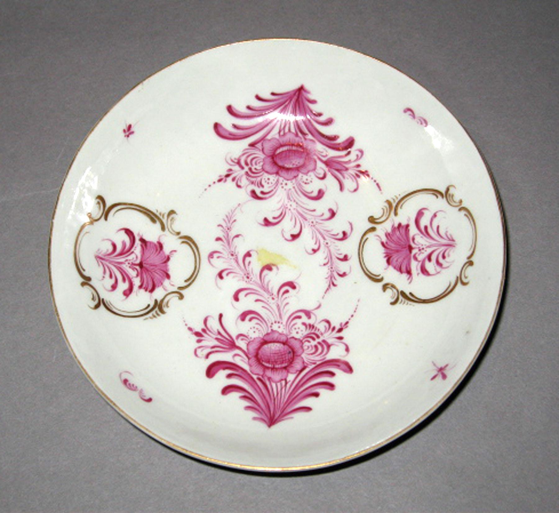 1982.0140 C Porcelain saucer