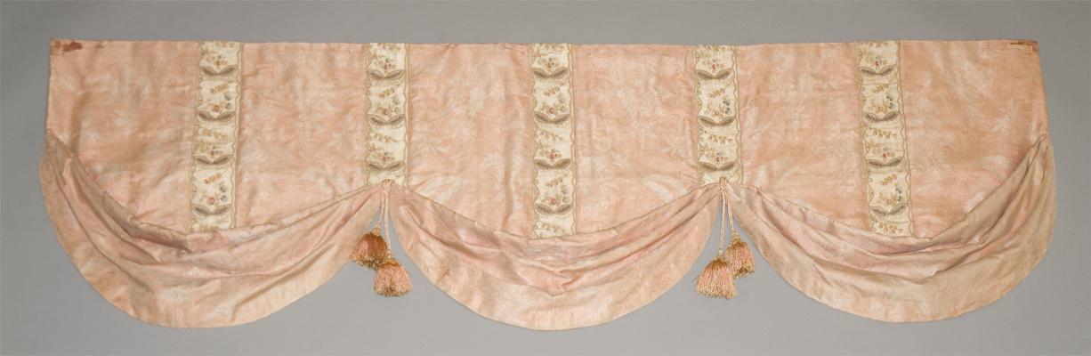 1957.1362 c Window hanging, valance