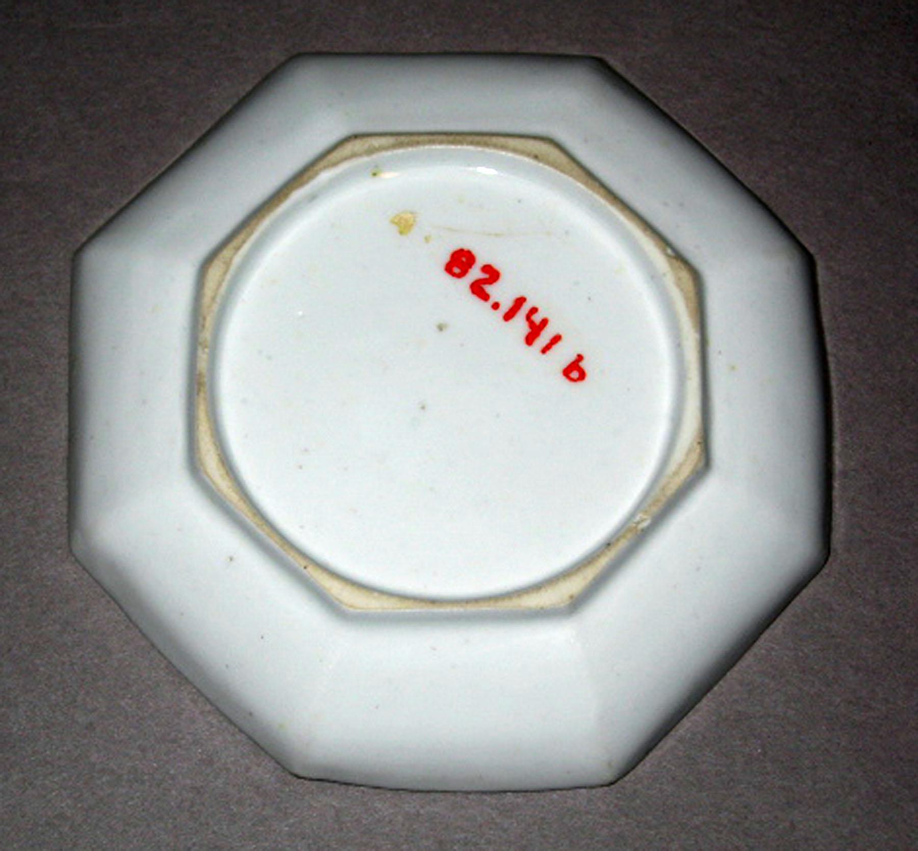 1982.0141 B Soft-paste porcelain saucer (underside)