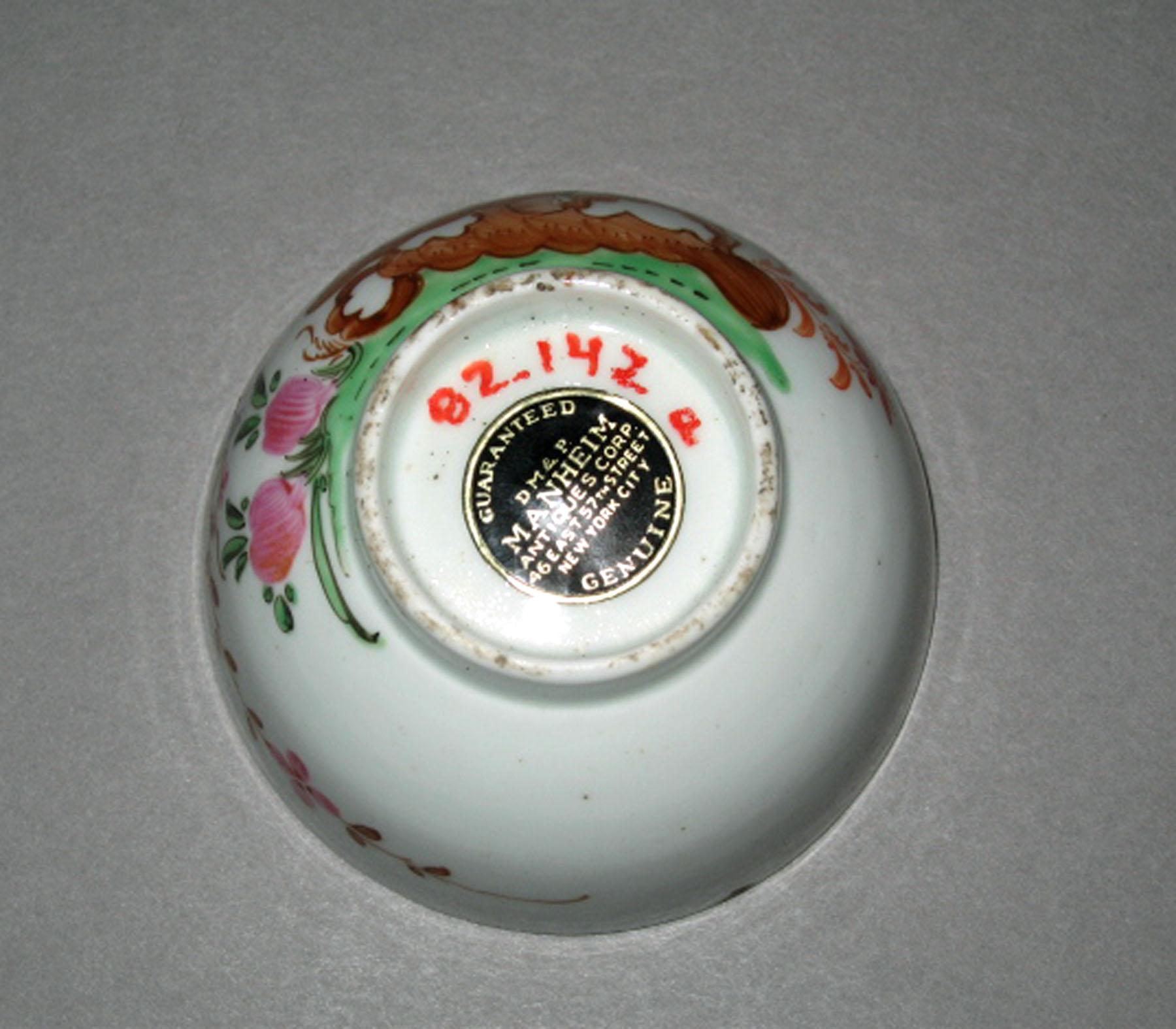 1982.0142 A Soft-paste porcelain teabowl (underside)