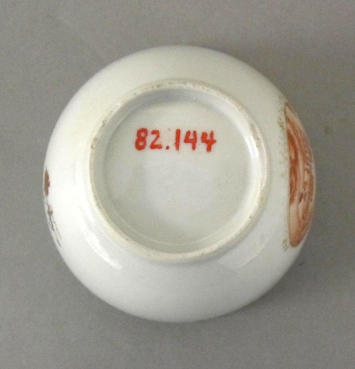 1982.0144 Porcelain teabowl underside
