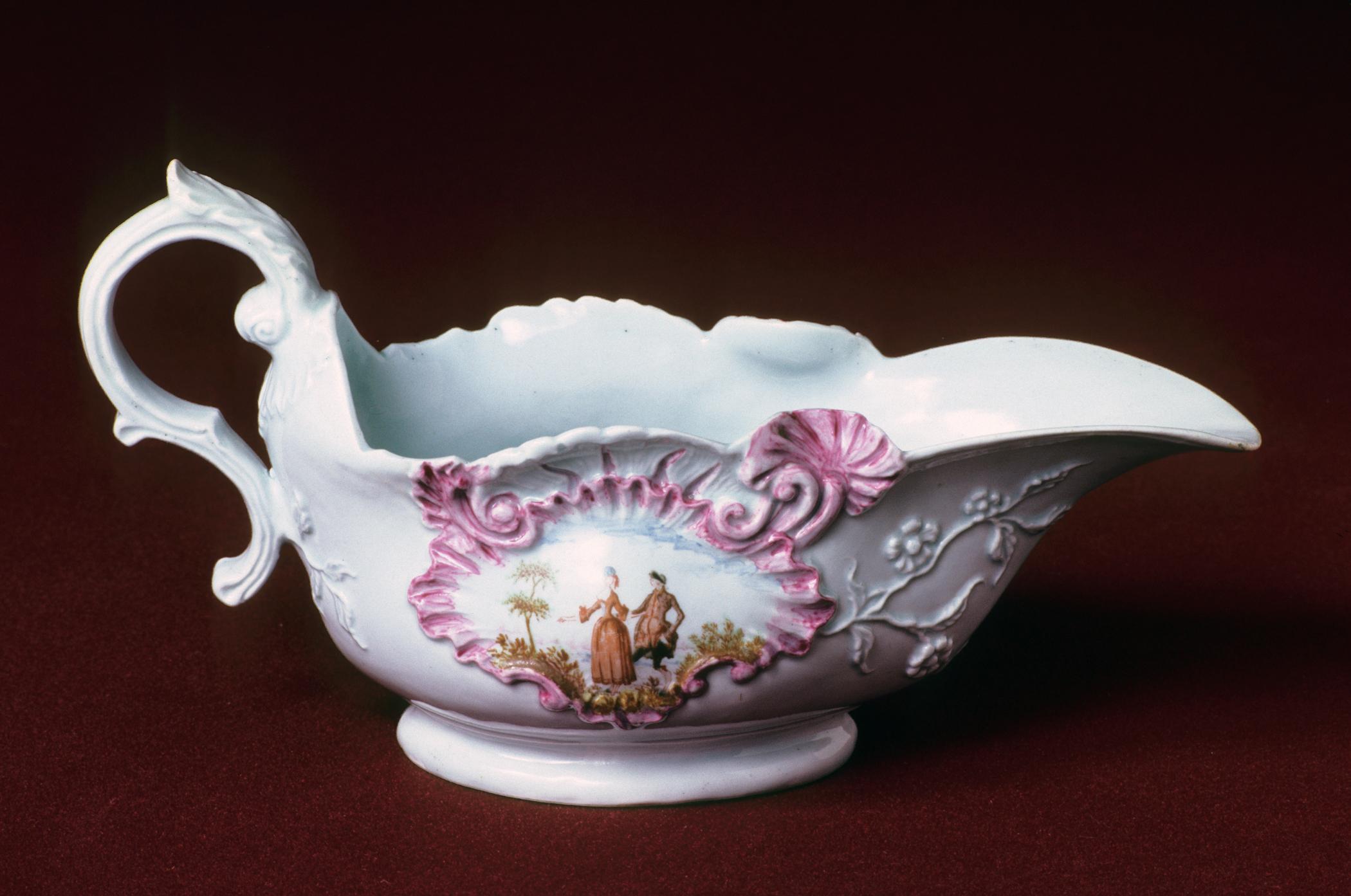 1982.0158 Soft-paste porcelain sauceboat (side 2)