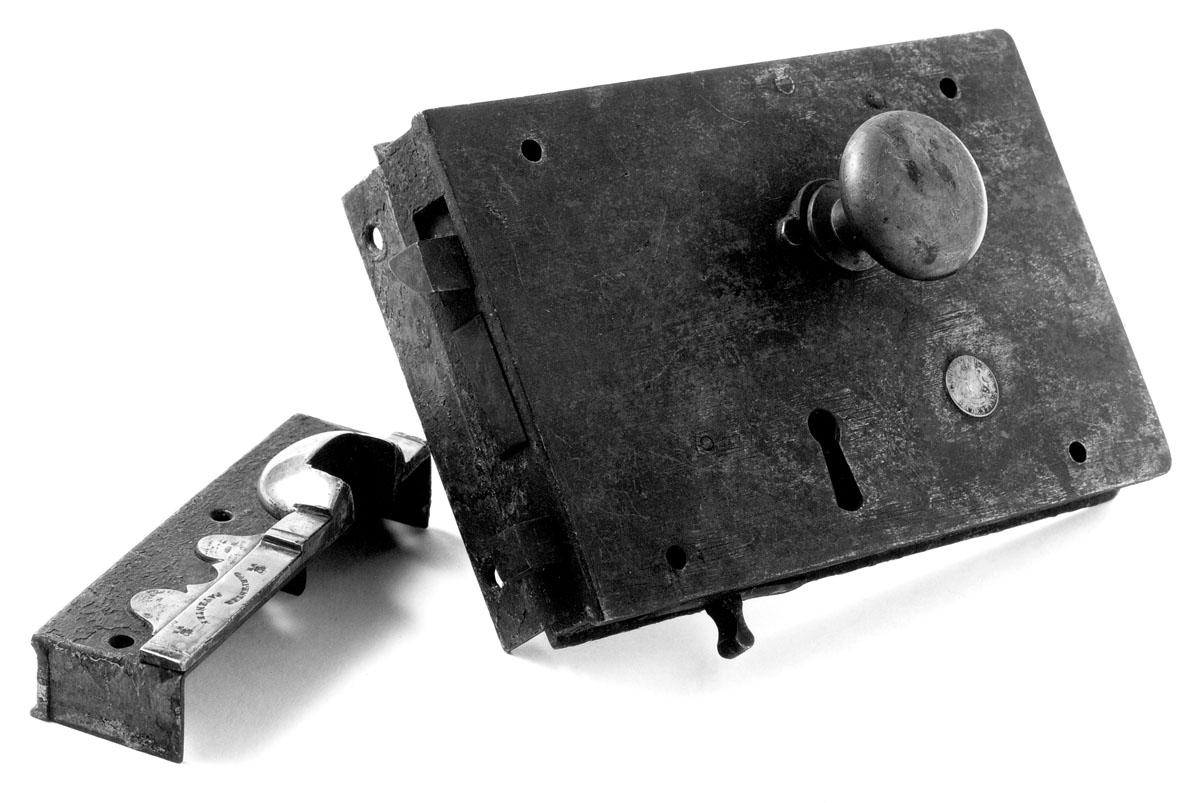 1982.0195 Lock, knob