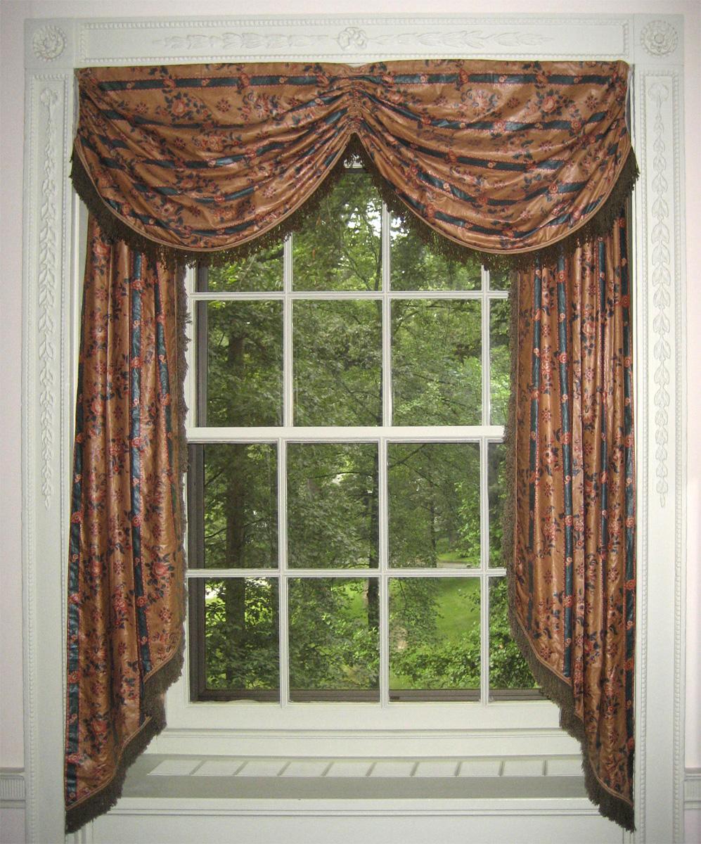 1952.0340.002 Window Hanging