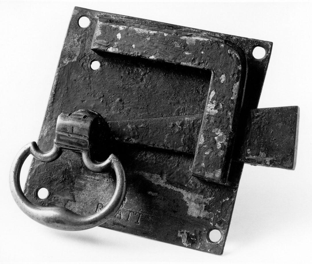 1982.0237 Plate latch, front
