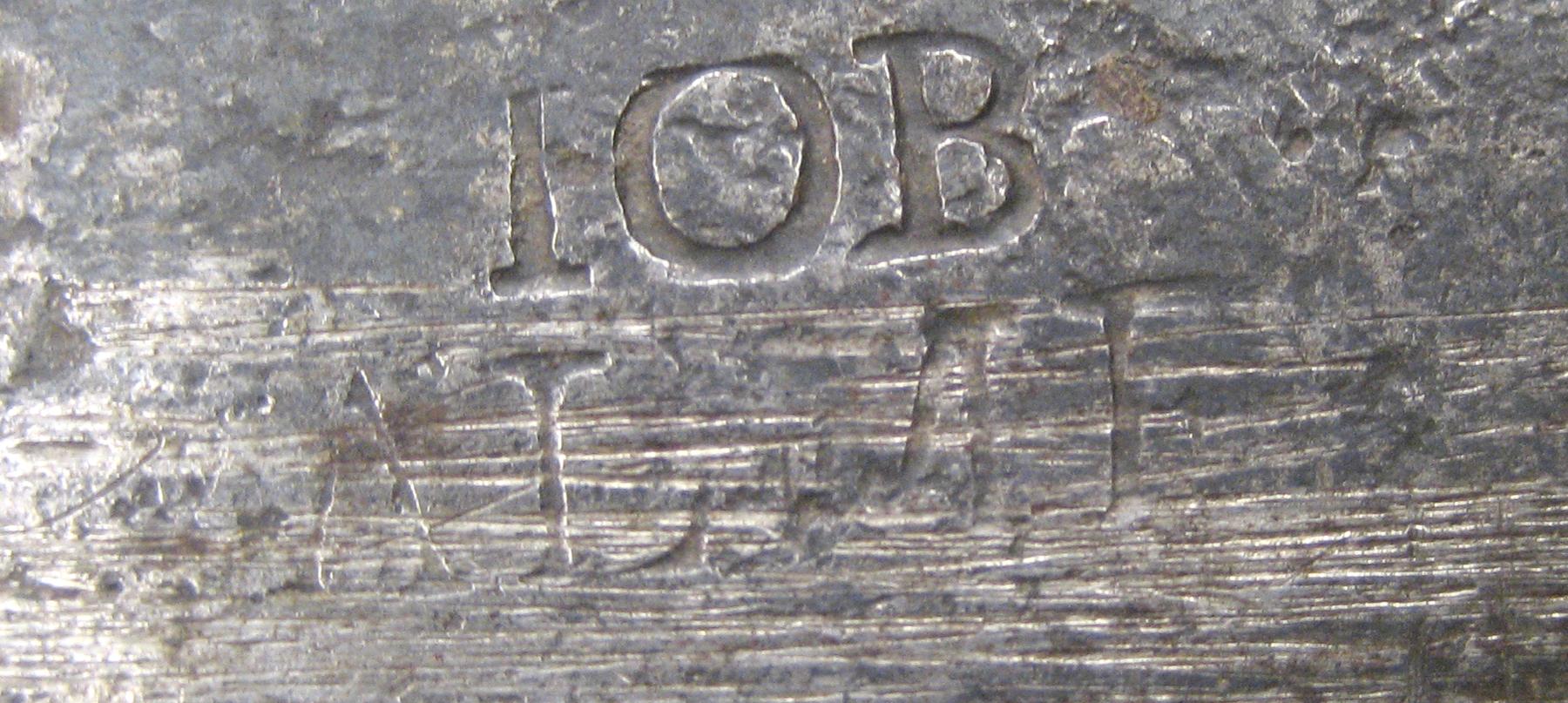 1982.0257 Hinge (mark)