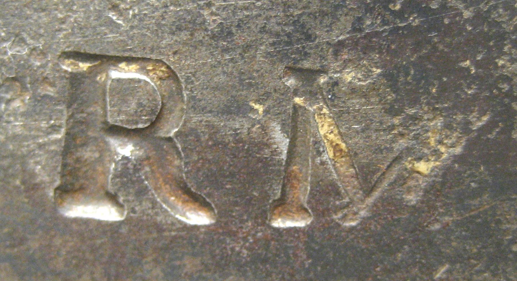 1982.0258 Hinge (mark)