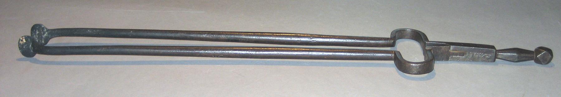 1982.0262 Tongs