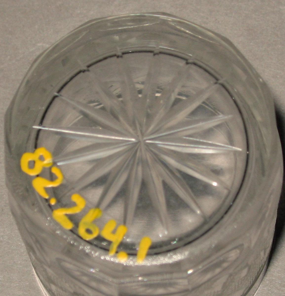 1982.0264.001 Colorless glass miniature tumbler (underside)
