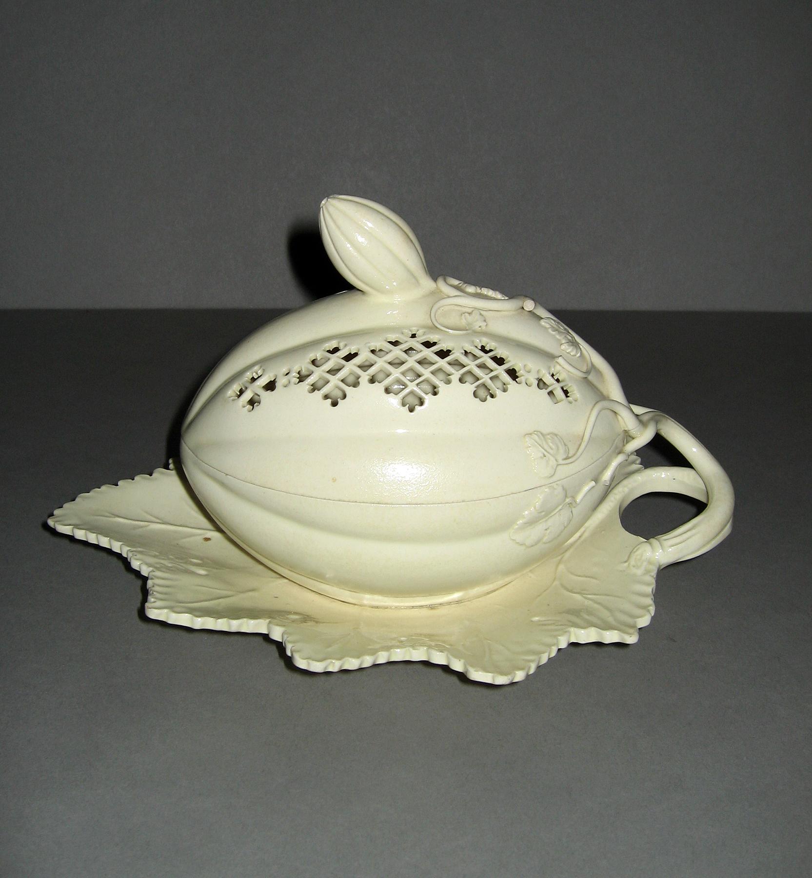 1983.0036 A, B Sauce tureen (view 2)