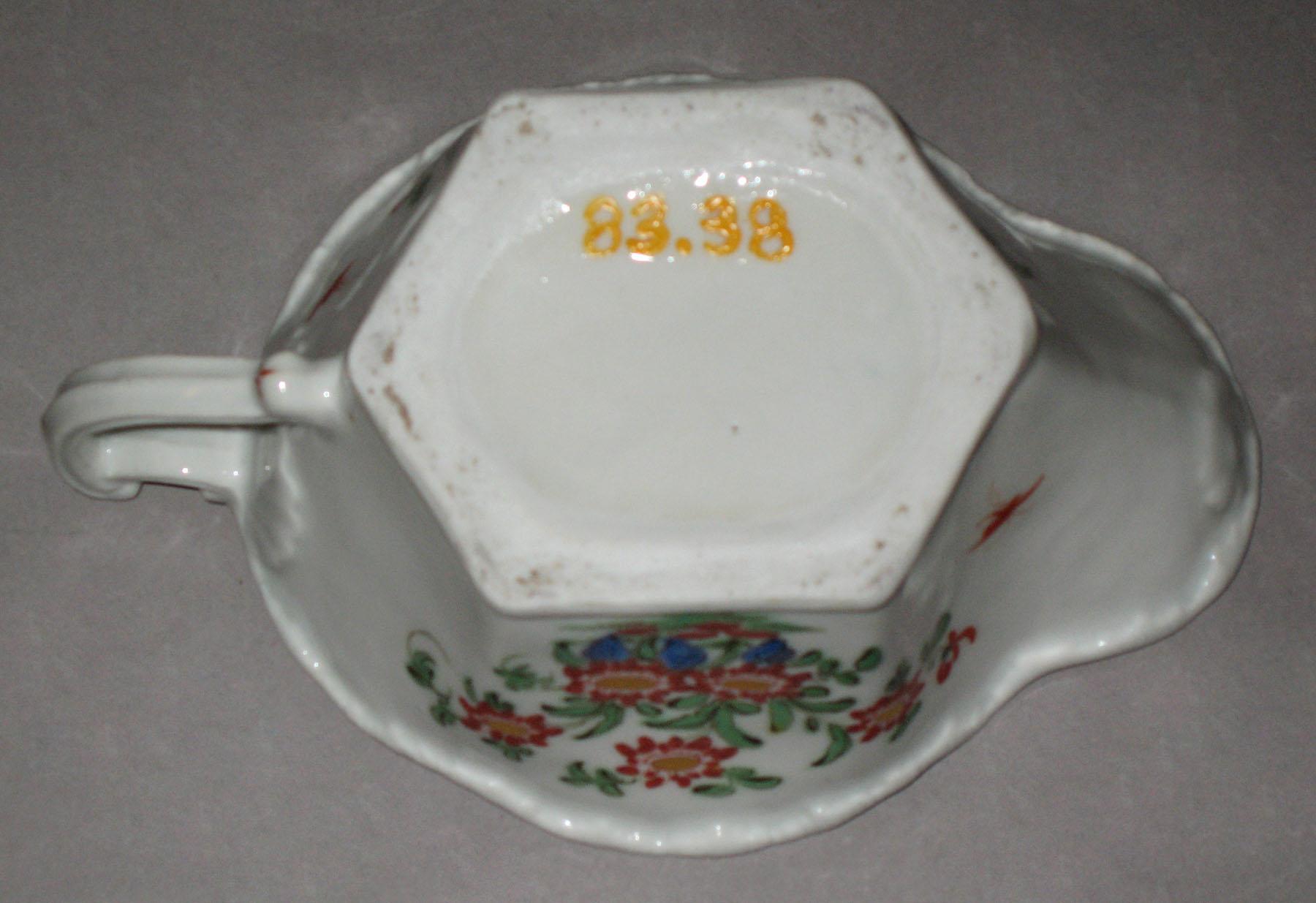 1983.0038 Porcelain sauceboat (bottom)
