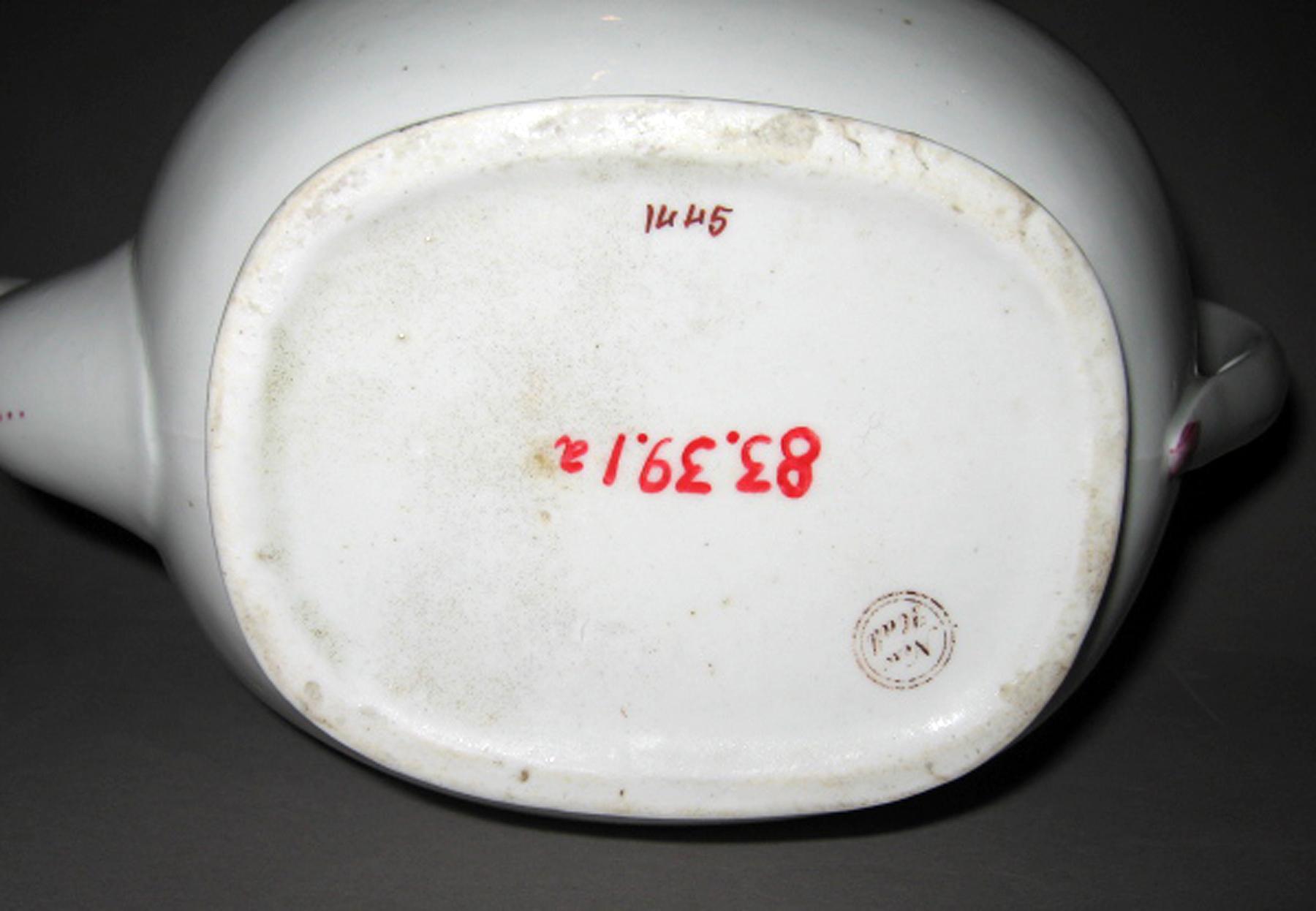 1983.0039.001 A, B Teapot (mark)