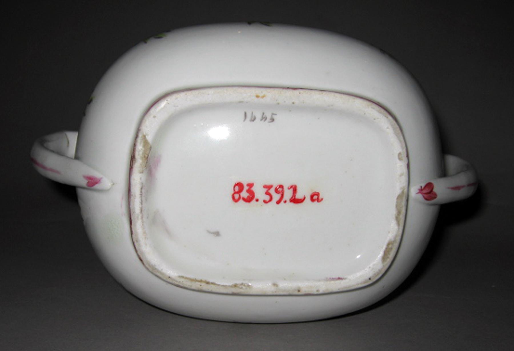 1983.0039.002 A, B Sugar bowl (mark)