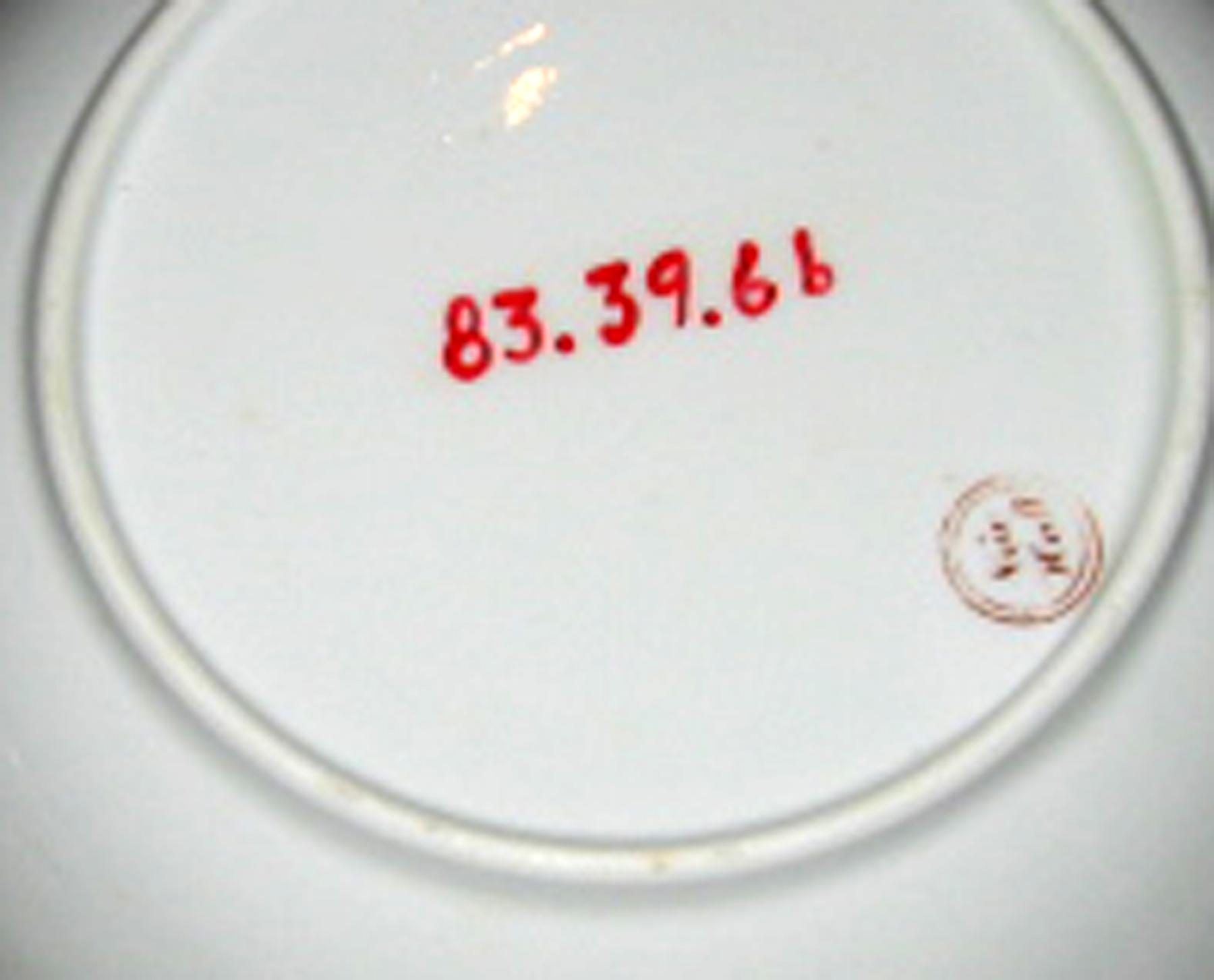 1983.0039.006 B Saucer (mark)