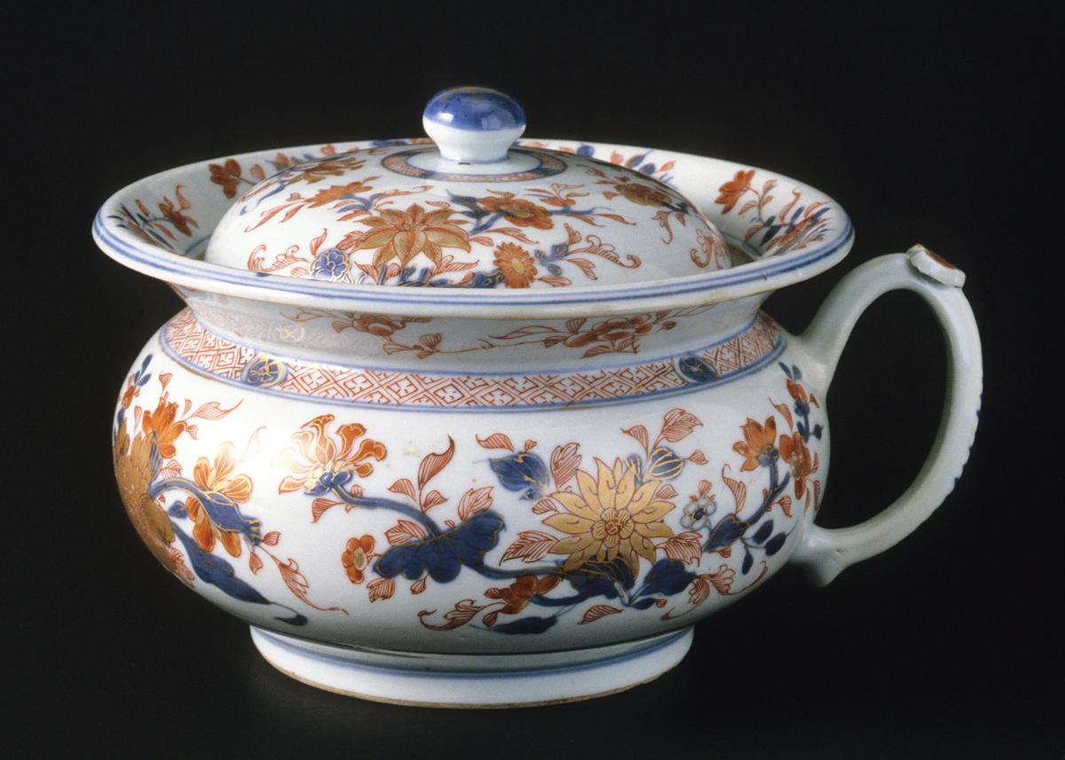 1983.0063 A,B Porcelain chamber pot