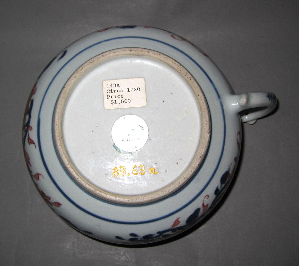 1983.0063 A Porcelain chamber pot underside
