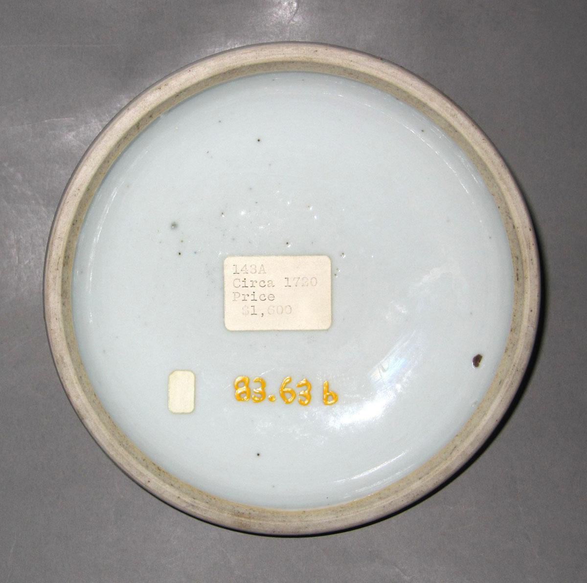 1983.0063 B Porcelain chamber pot cover underside