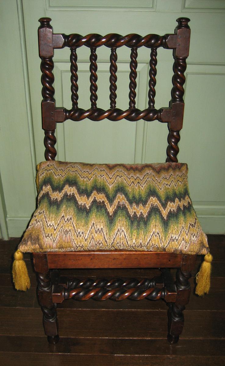 1957.1389 chair with 1989.0521 cushion view 2