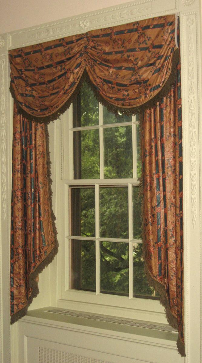 1952.0340.001 Window hanging