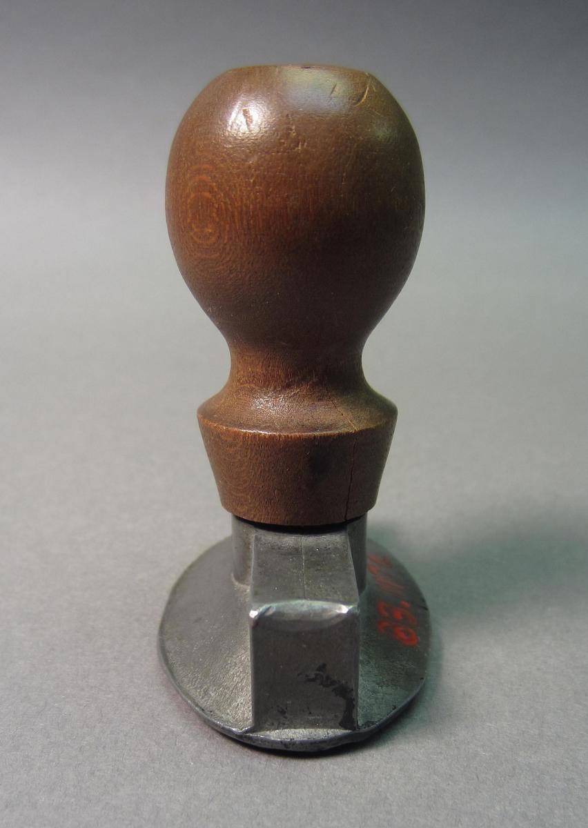 1983.0117 A Marking stamp, Side