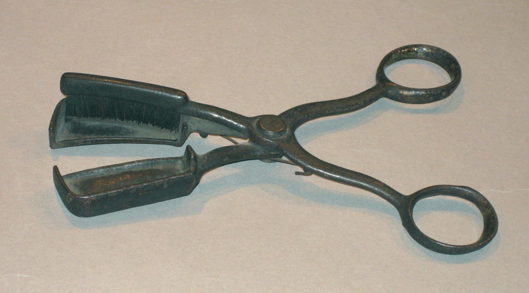 1957.1398 Snuffer