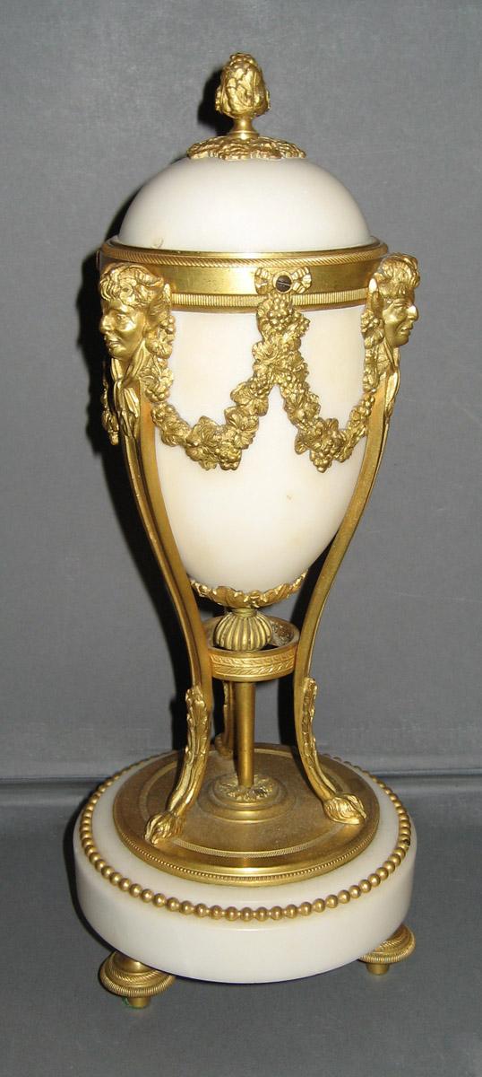 1957.1409.001 A, B Urn
