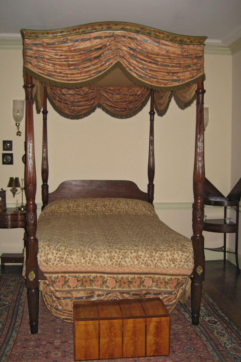 1955.0795 bedstead with 1952.0340 bed hangings and 1969.3900 quilt view 2