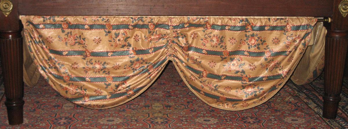 1952.0340.004 Base valance, foot of bed