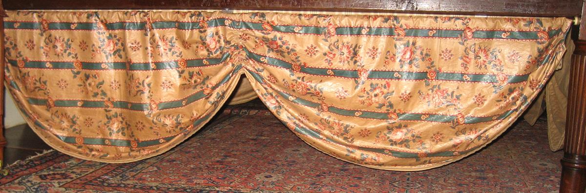 1952.0340.004 base valance, side of bed