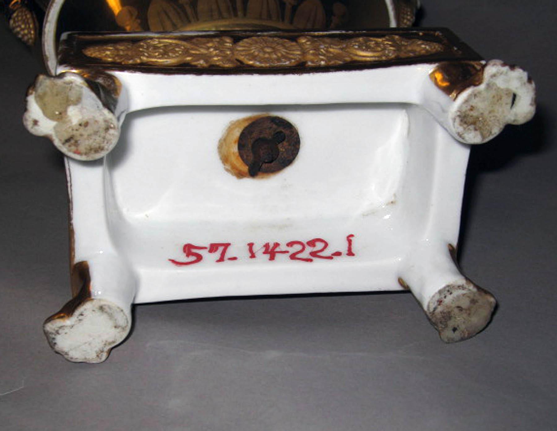 1957.1422.001 Porcelain vase (underside)