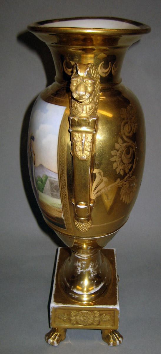 1957.1422.002 Porcelain vase (side view)
