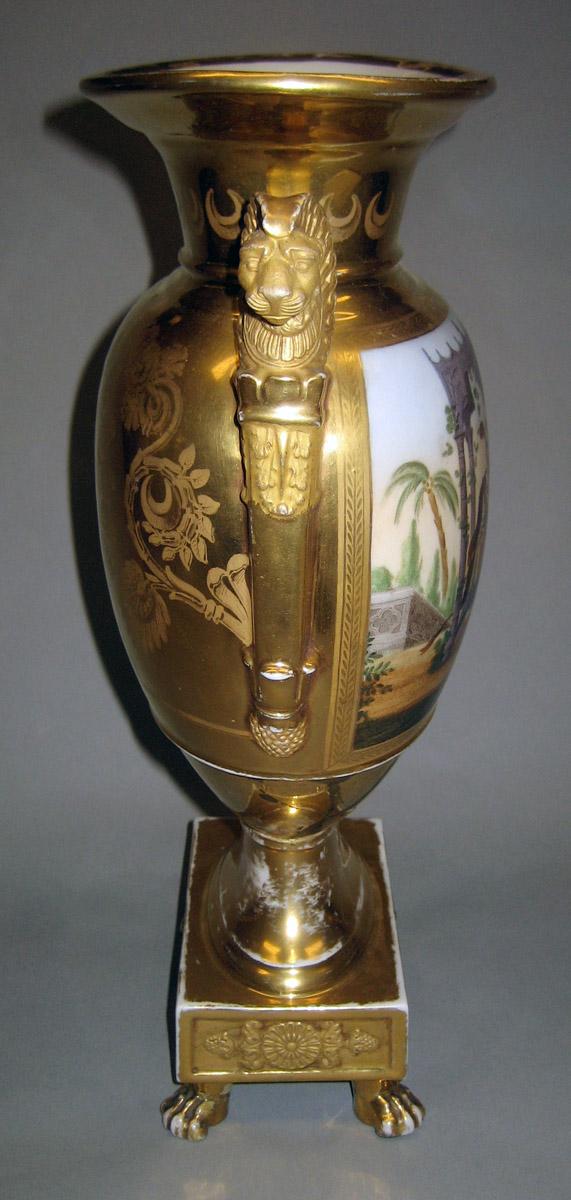 1957.1422.002 Porcelain vase (side view 2)