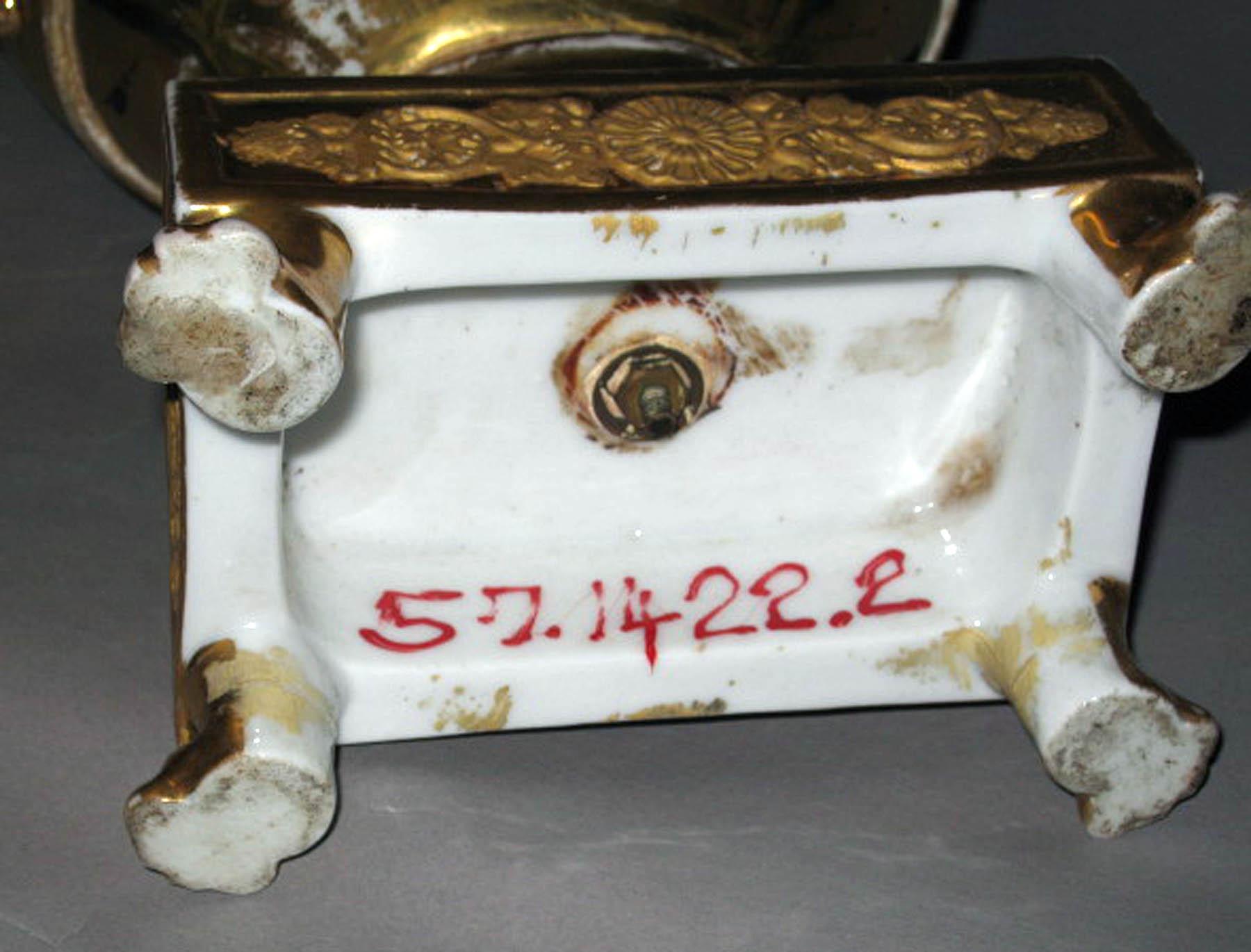 1957.1422.002 Porcelain vase (underside)
