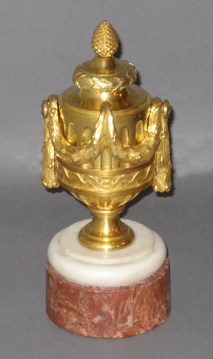 1957.1429.002 Urn