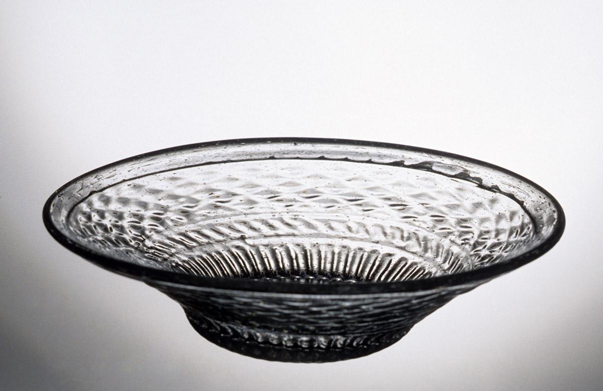 1958.0002.004 Glass dish (interior)