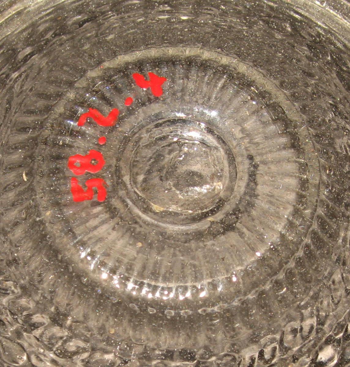 1958.0002.004 Glass dish (underside)