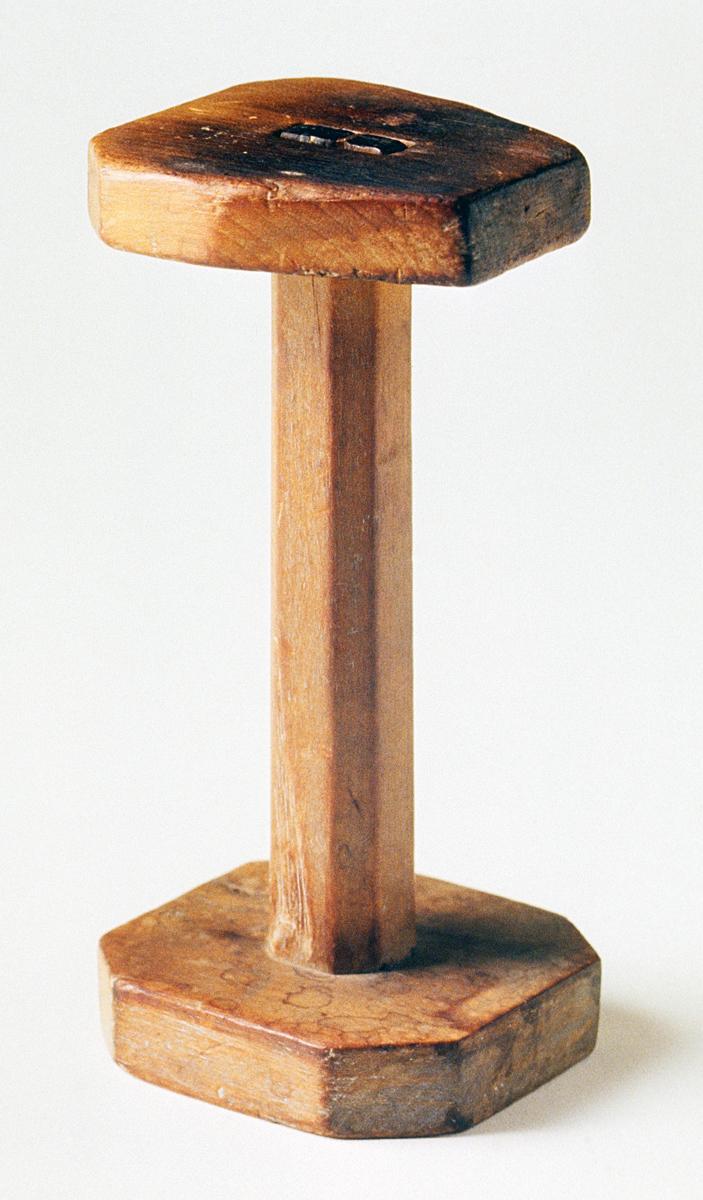 1983.0213 Lamp Stand