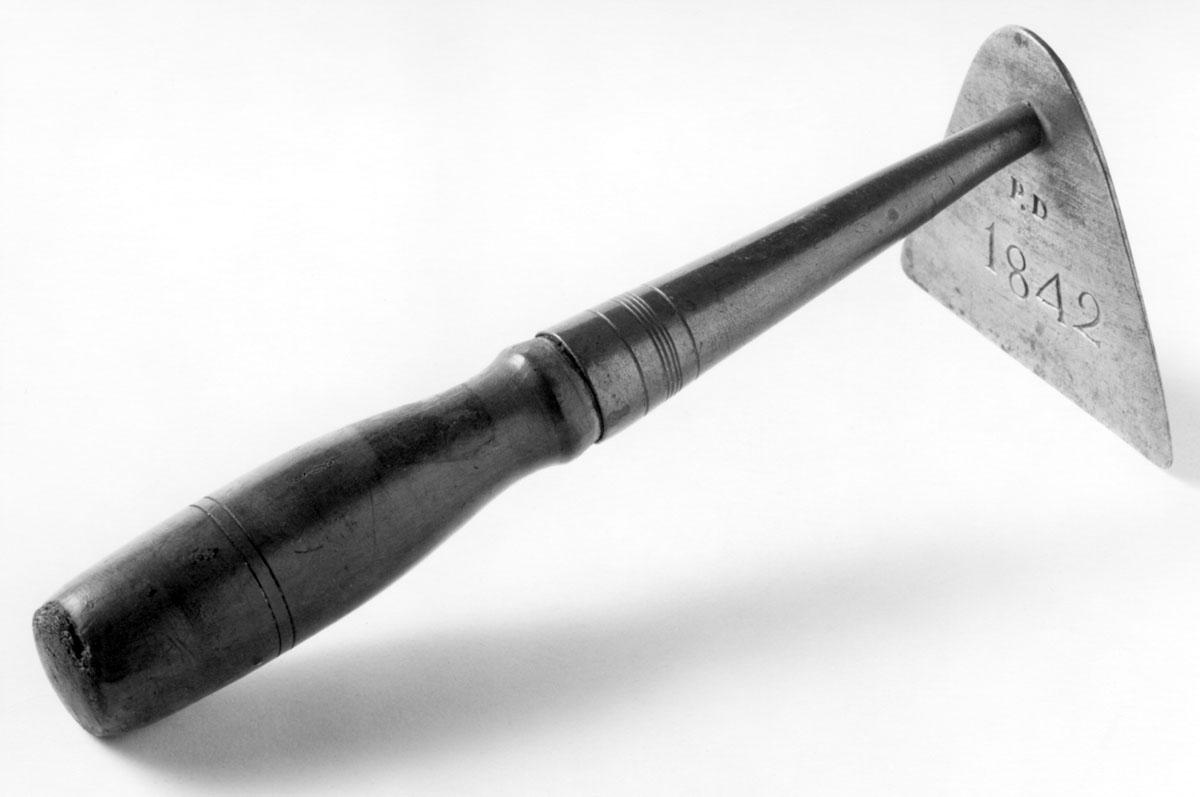 1983.0240 Dough scraper, professional