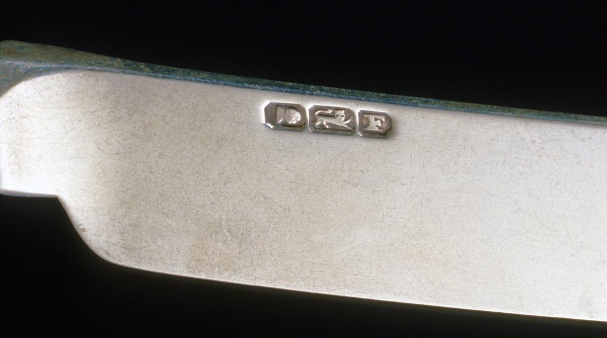 1983.0244.020.007 Knife, detail 1