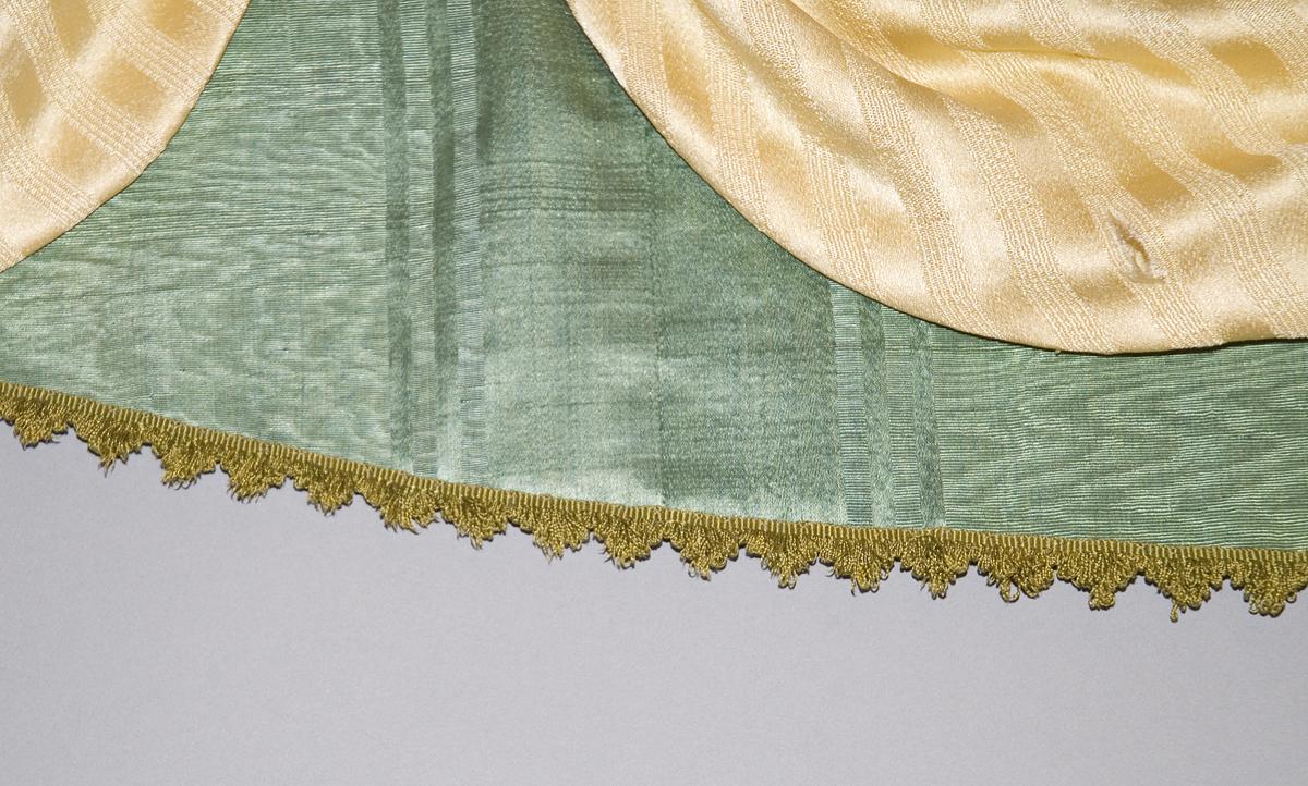 1952.0341 Window hanging, valance detail