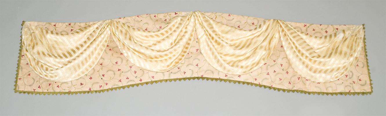 1952.0341 Bed hanging, valance