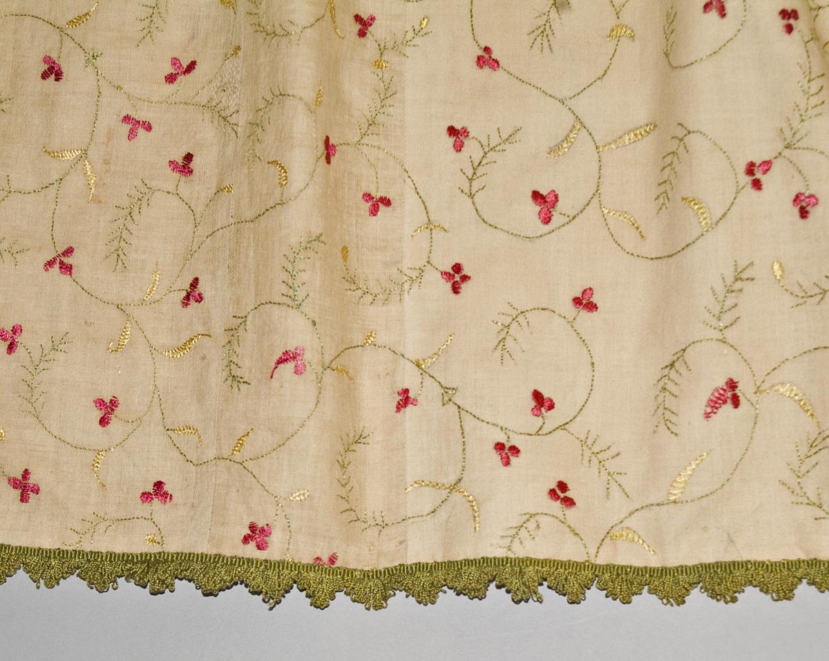 1952.0341.003F bed hanging, base valance DETAIL