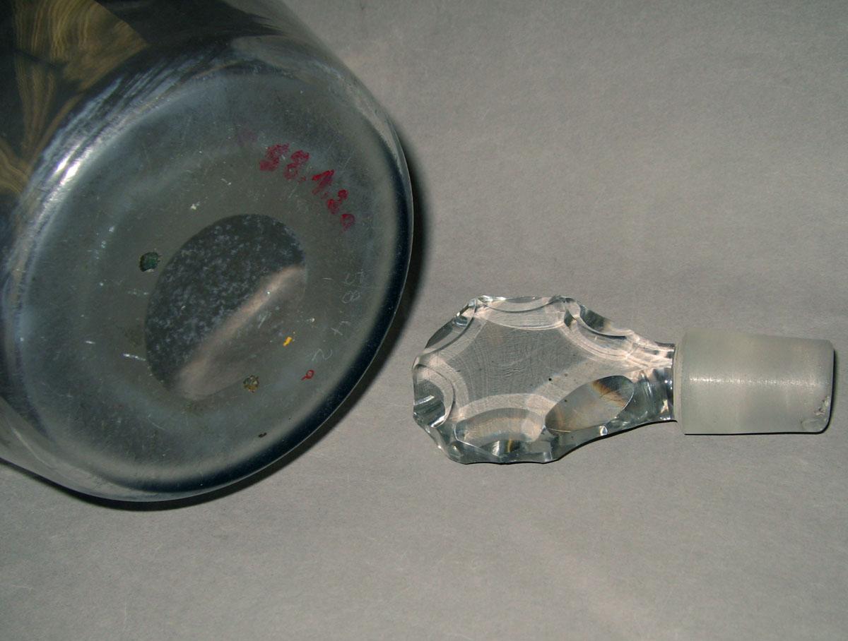 1958.0004.002 A, B Glass decanter (detail)