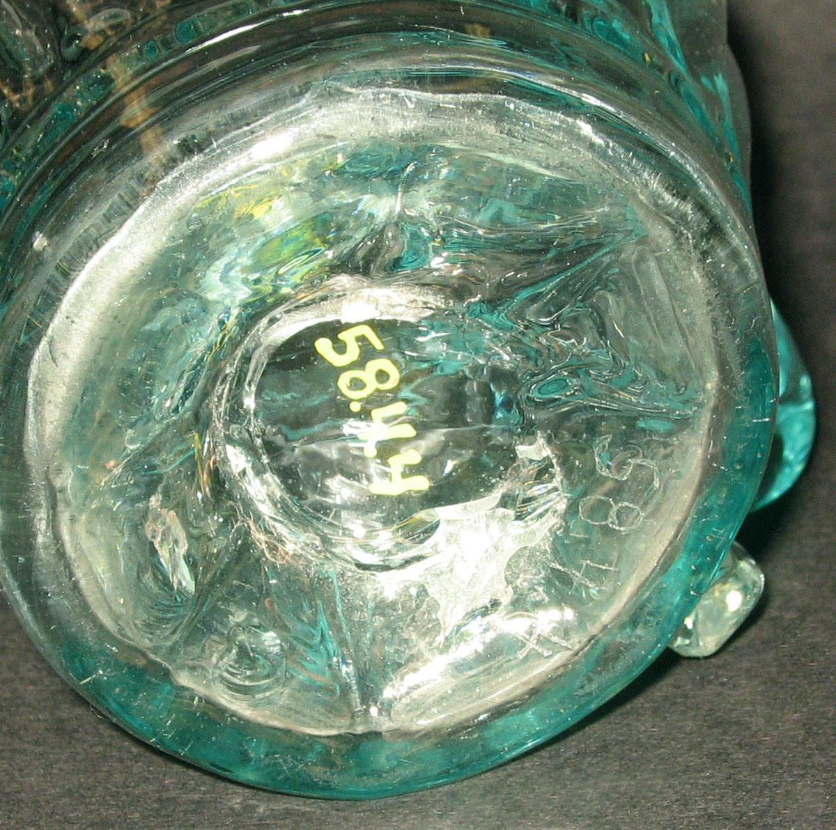 1958.0004.004 Glass jug (underside)