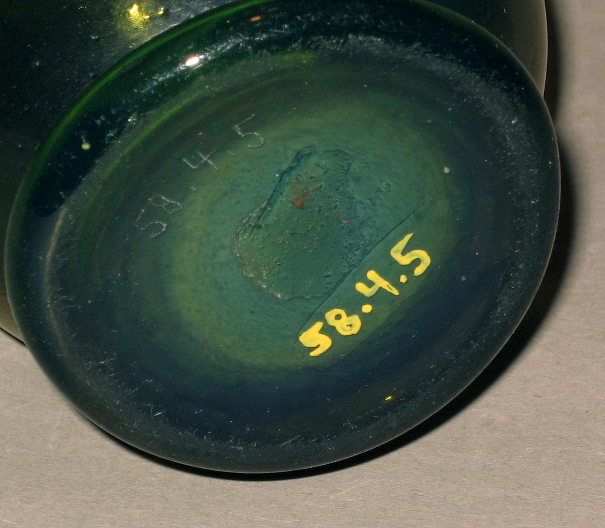 1958.0004.005 Glass jug (underside)