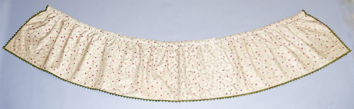 1952.0341.3G window hanging, valance