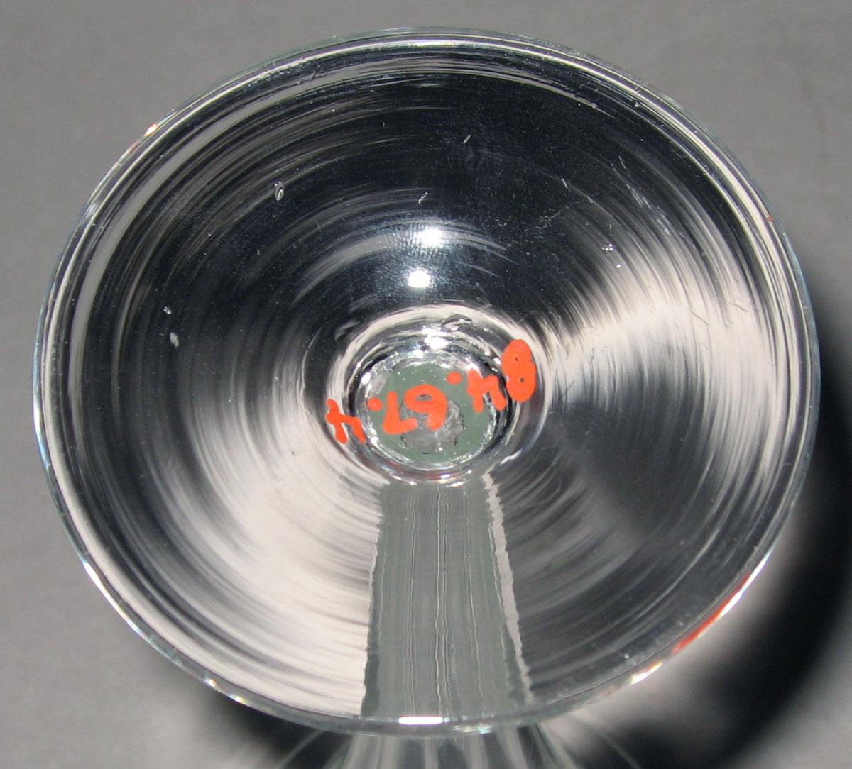 1984.0067.004 Glass wineglass (underside)