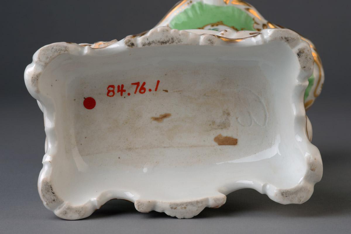 1984.0076.001 Flower container, view 3