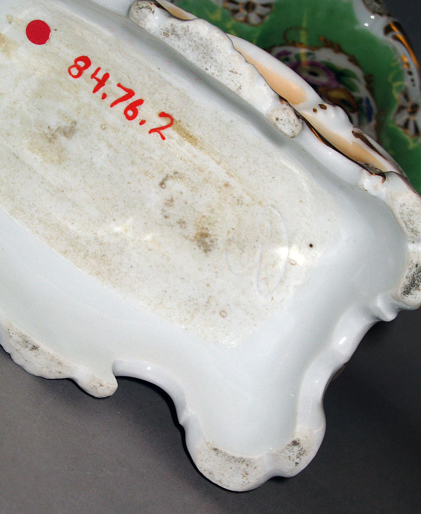 1984.0076.002 Bone-china vase (mark)
